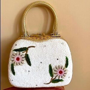🌸 Vintage Beaded Floral Handbag – White with Gold Handle, Elegant Retro Style